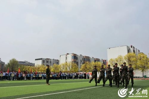 国家安全,人人有责 潍坊市奎文区潍州湖小学开展了一场别开生面的升旗活动