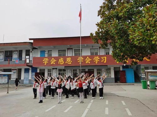 三门闸街道中心小学举行迎国庆歌咏比赛