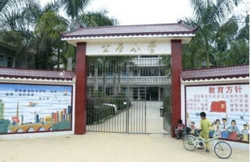 中垌这所小学的孩子们换了新校服 校长 看到了希望和未来 公居